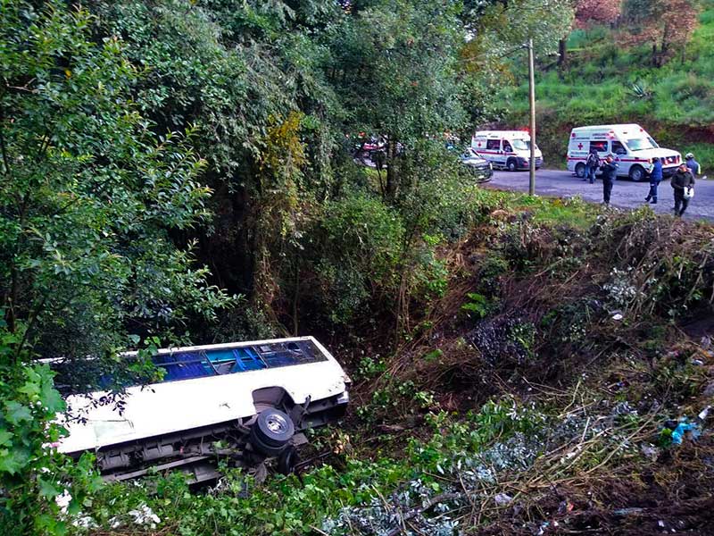 Vuelca camión con trabajadores en Huitzizilapan, 11 lesionados