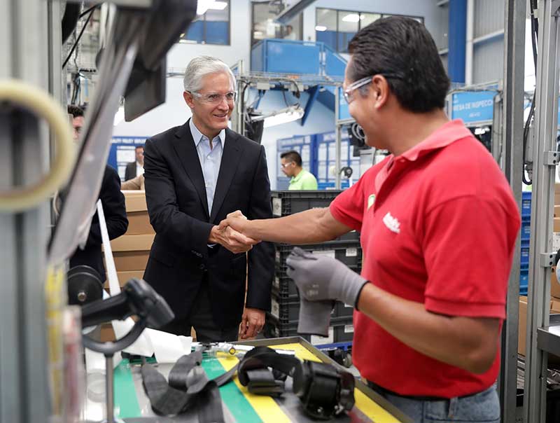 Gobernador Alfredo Del Mazo asiste a la expansión de operaciones de la empresa Autoliv en Lerma
