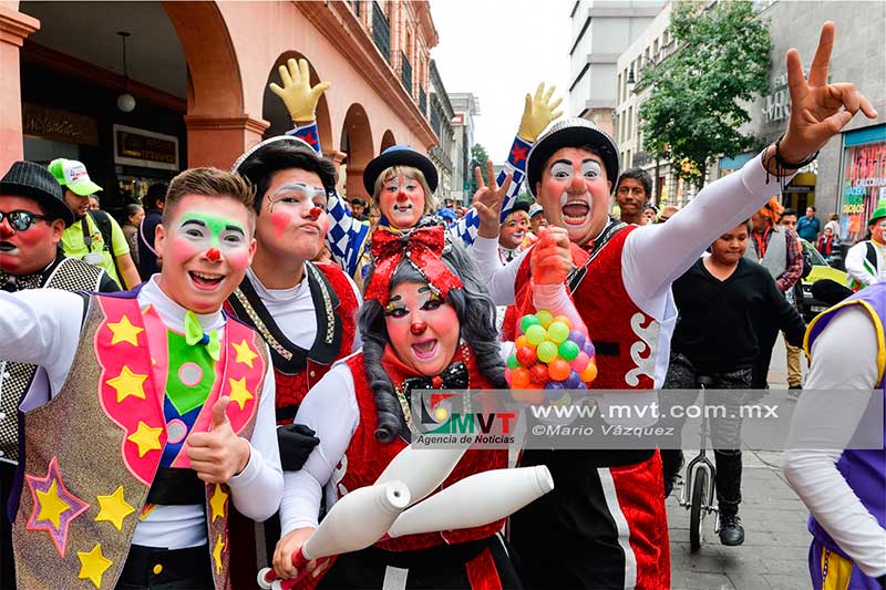 Payasos desfilan en Toluca y clausuran su Festival Internacional