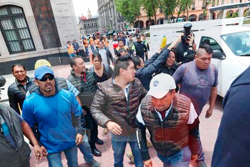 Tres verificadores de Toluca son dados de baja por agresión a fotoperiodistas
