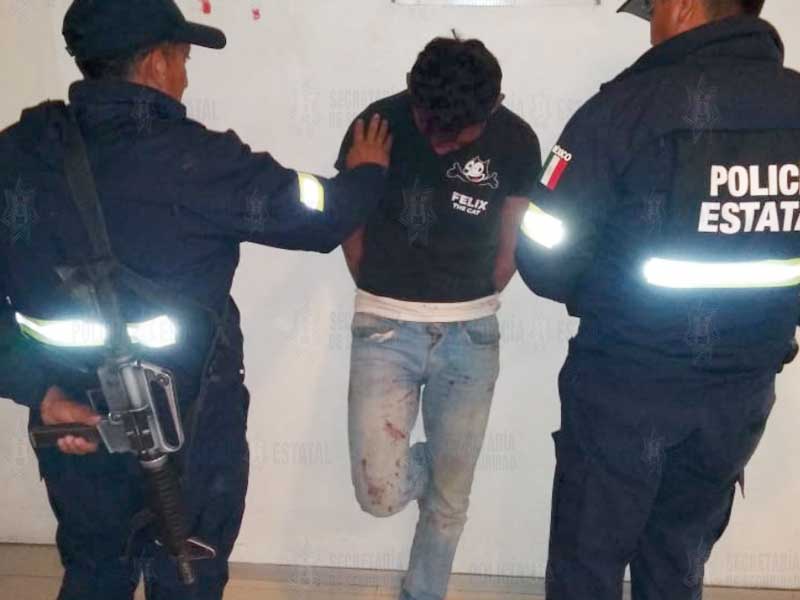 Policías rescatan en Otzolotepec a sujeto de ser linchado por supuesto robo a casa habitación