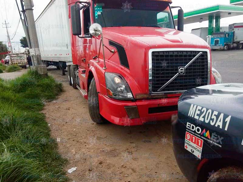 Recuperan en Otzolotepec trailer con mercancía millonaria robado en Tepotzotlán