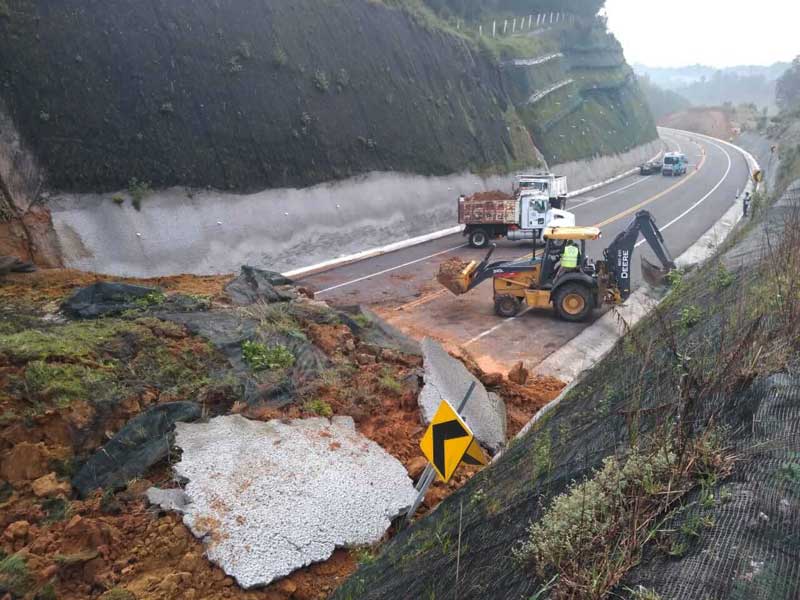 Se registra derrumbe en la carretera a Zitácuaro, trabajan para reabrir el paso