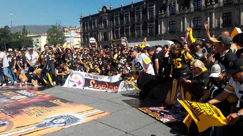 Fans de los Steelers se reúnen previo al inicio de temporada y se toman la foto grupal en Toluca