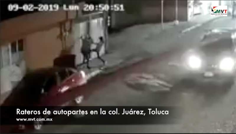 #Video En 2:22 minutos roban autopartes y se confrontan con propietario de auto en la col. Juárez Toluca