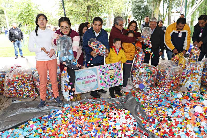 Toluqueños donan un millón de tapas plásticas para quimioterapias