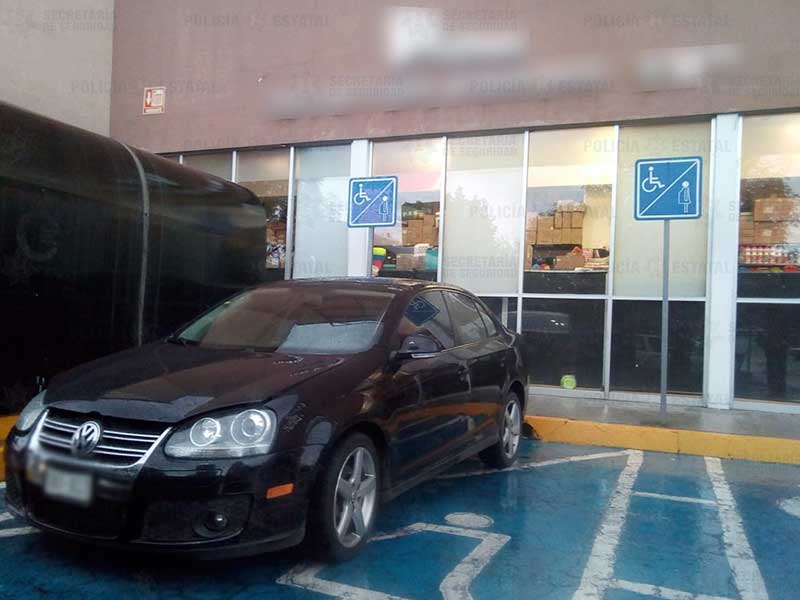 Recupera Secretaría de Seguridad vehículo robado en el estacionamiento de una plaza comercial