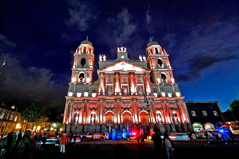 Luces multicolores iluminan la Catedral de Toluca