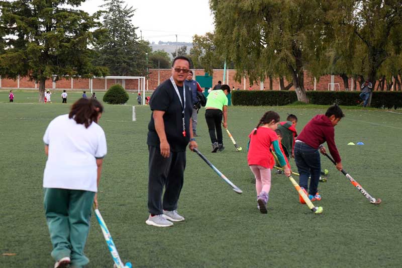 Inicia actividades escuela de Hockey sobre pasto en Zinacantepec