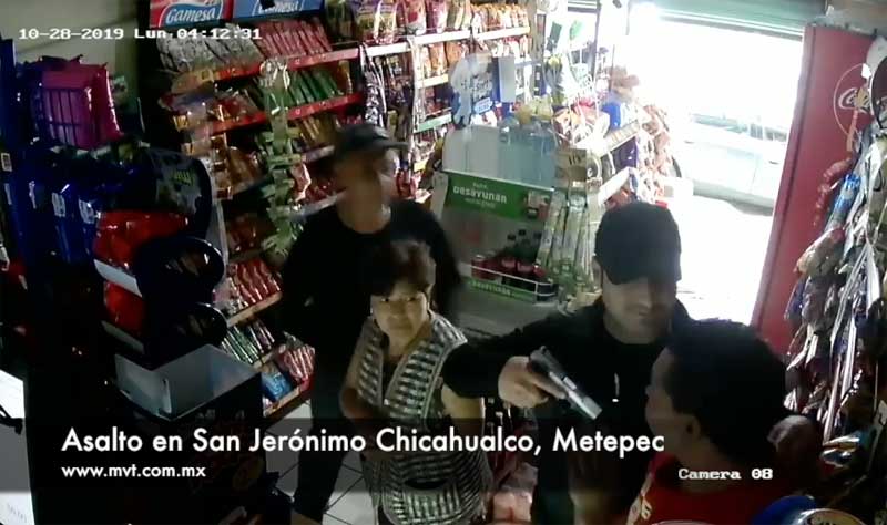 En 30 segundos sujetos armados asaltan tienda de abarrotes en Metepec