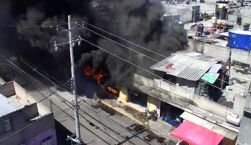 Muere una mujer en incendio de tlapalería en Ecatepec