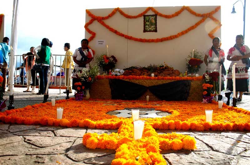 Preparan ofrenda para las almas en Valle de Bravo