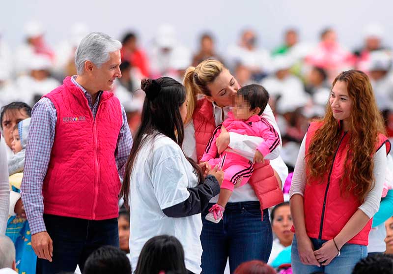 Alfredo del Mazo y Fernanda Castillo entregan Salario Rosa a mujeres de Lerma