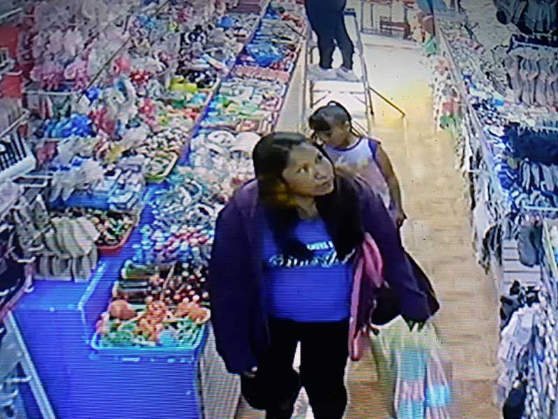 Mujer y dos niñas roban productos y dinero en comercio de Temoaya
