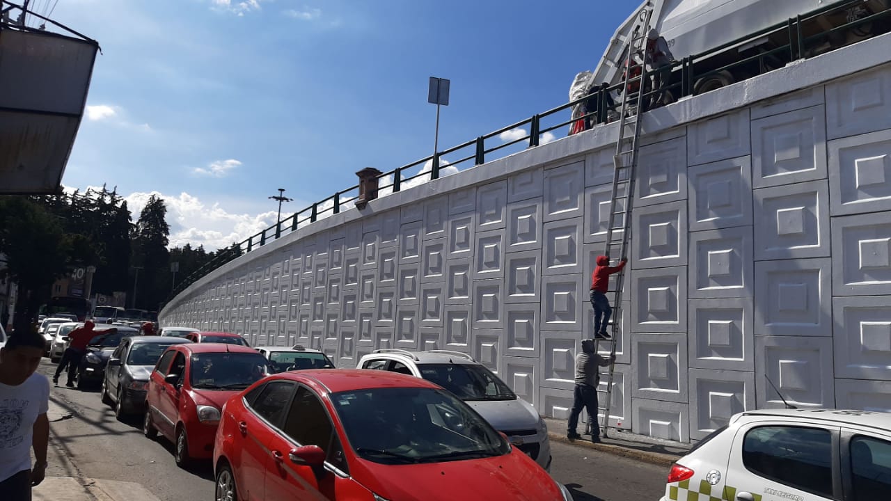 Rehabilitan autoridades puentes peatonales de Toluca