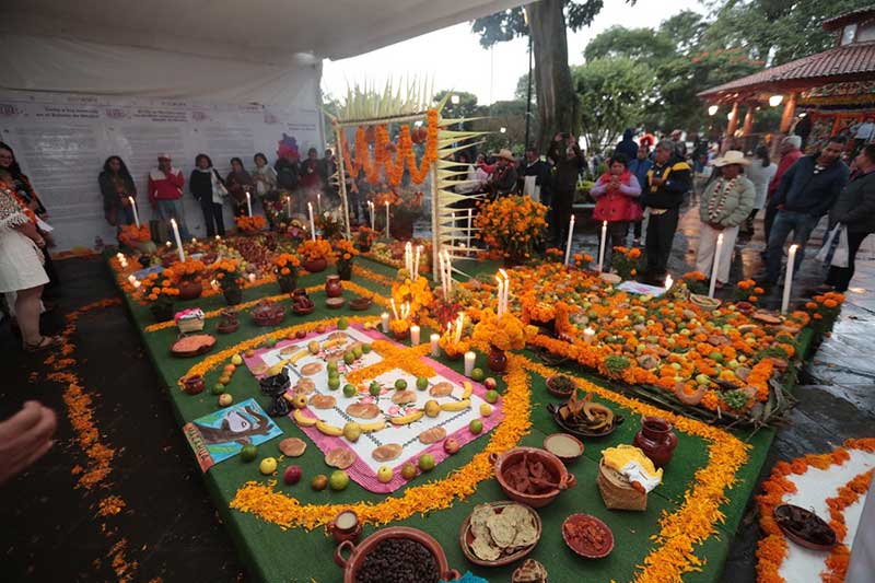 Presentan etnias originarias del EdoMéx ofrenda a los muertos en el Festival de las Almas