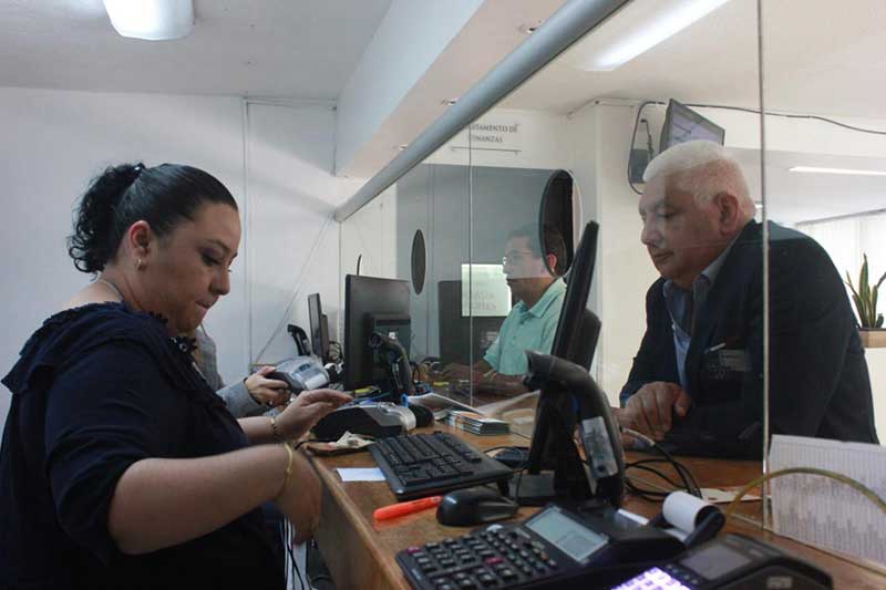 Aprovechan vecinos de Metepec descuentos del Municipio para regularizarse