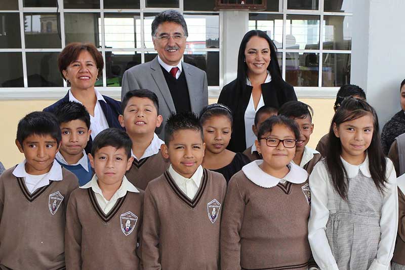 Niños y jóvenes son apoyados con becas en Metepec
