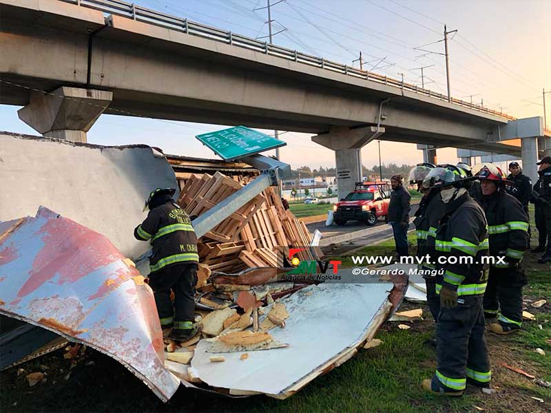 Volcadura de trailer afectó vialidad en las Torres