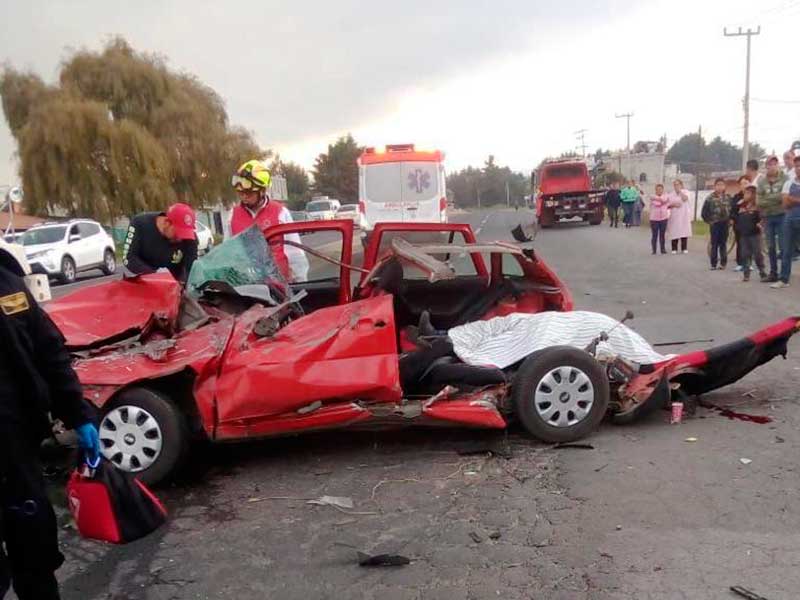 Un hombre muere al ser impactado por ebrios que brincaron el camellón en la vía al Pacifico