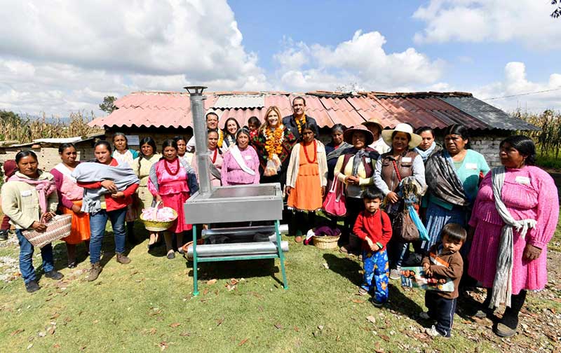Entrega Fernanda Castillo de Del Mazo donativo de estufas ecológicas a familias Mazahuas