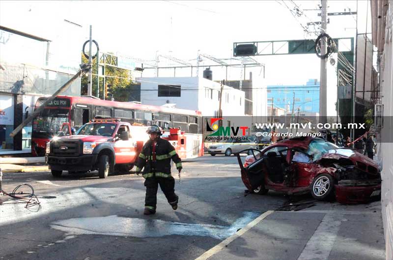 Una persona muere y otro resulta lesionado por choque de camión en el centro de Toluca