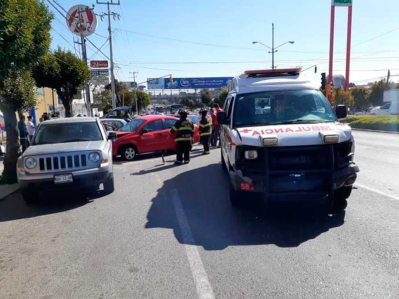 Choca ambulancia que respondía a emergencia en Toluca