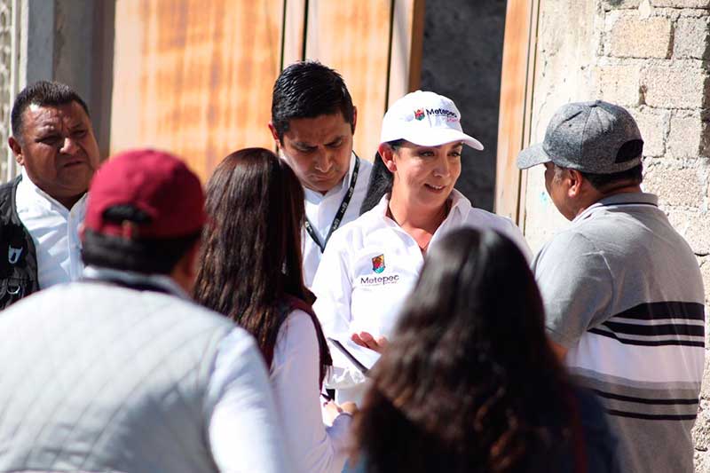 Presidenta de Metepec informa personalmente a vecinos de logos y retos