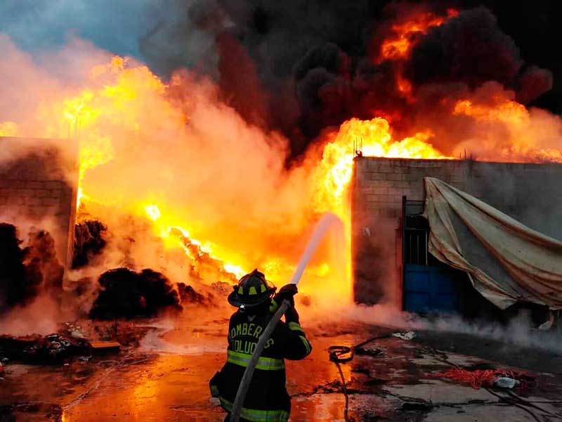Incendio consume fábrica en la México-Toluca