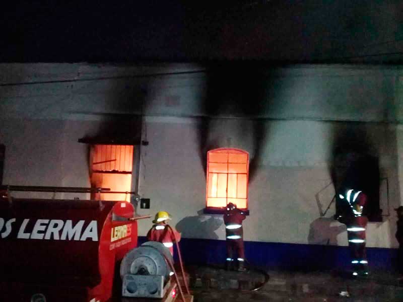 Bomberos rescatan a hombre herido por incendio en Lerma, buscan a dos menores