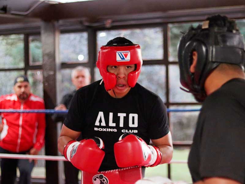 Boxeador Jaime Munguía prepara próxima pelea en el Centro Ceremonial Otomí