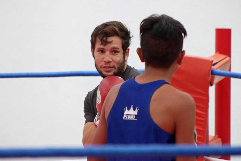 Entrena boxeador Carlos Cuadras en el Centro Ceremonial Otomí