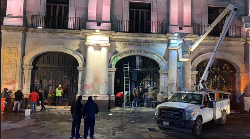 Limpian fachada de la Cámara de Diputados tras manifestación por «tarifazo»