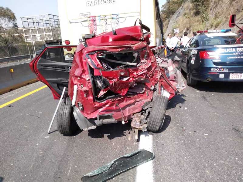 Tráiler impacta varios autos y un camión en la autopista Chamapa La Venta