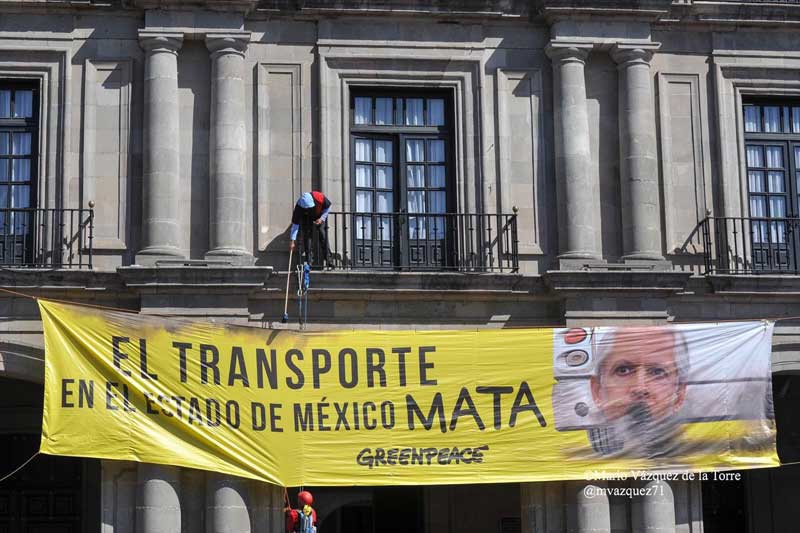 Activistas de Greenpeace protestan contra el "tarifazo"; burlan seguridad de Palacio