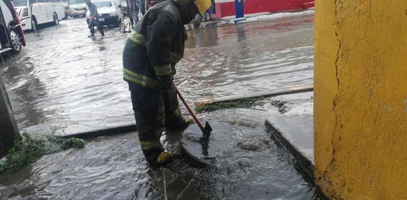 Atienden Bomberos encharcamientos al norte de Toluca