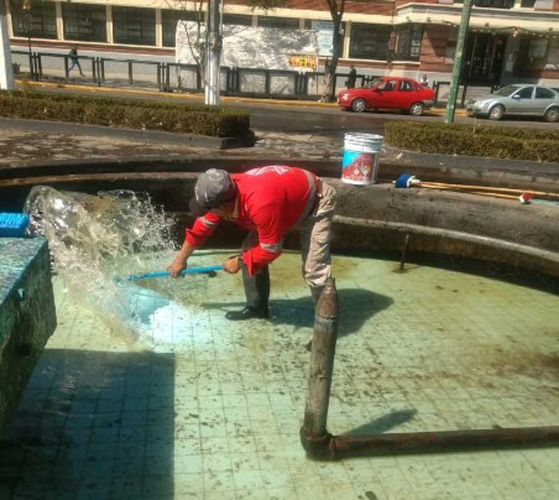 Realizan labores de limpieza a fuentes de Toluca