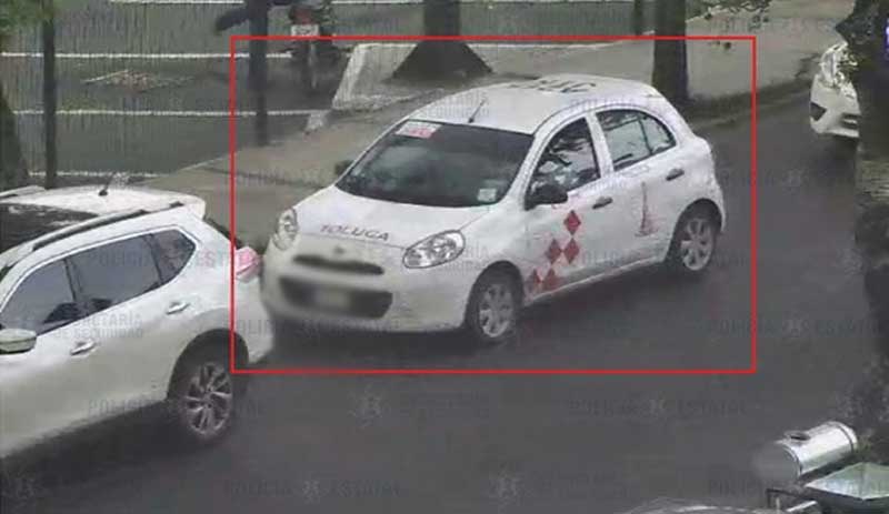 Policías recuperan taxi robado en Metepec
