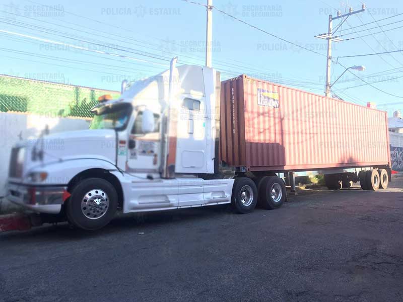 Recuperan tractocamión robado en la carretera Toluca-Xonacatlán