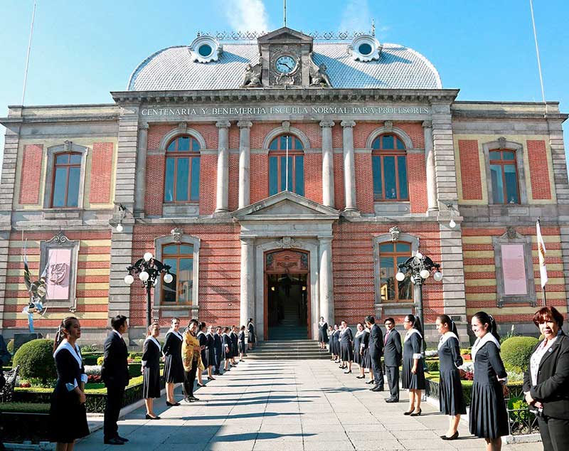 Presentan convocatoria para inscribirse a la licenciatura en educación