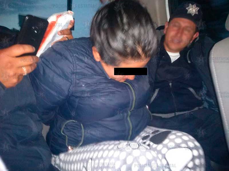 Policías detienen a mujer armada en Calimaya