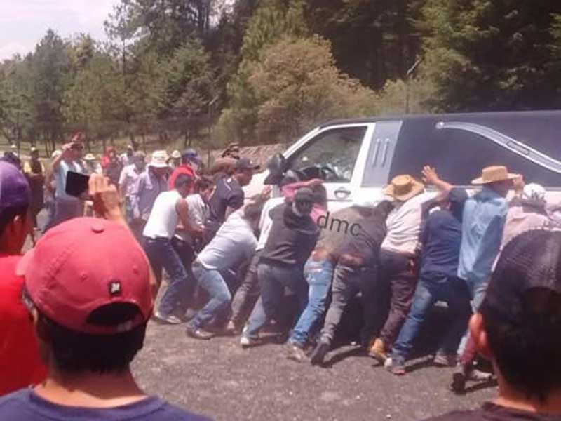 Queman carroza fúnebre en la carretera Toluca Villa Victoria