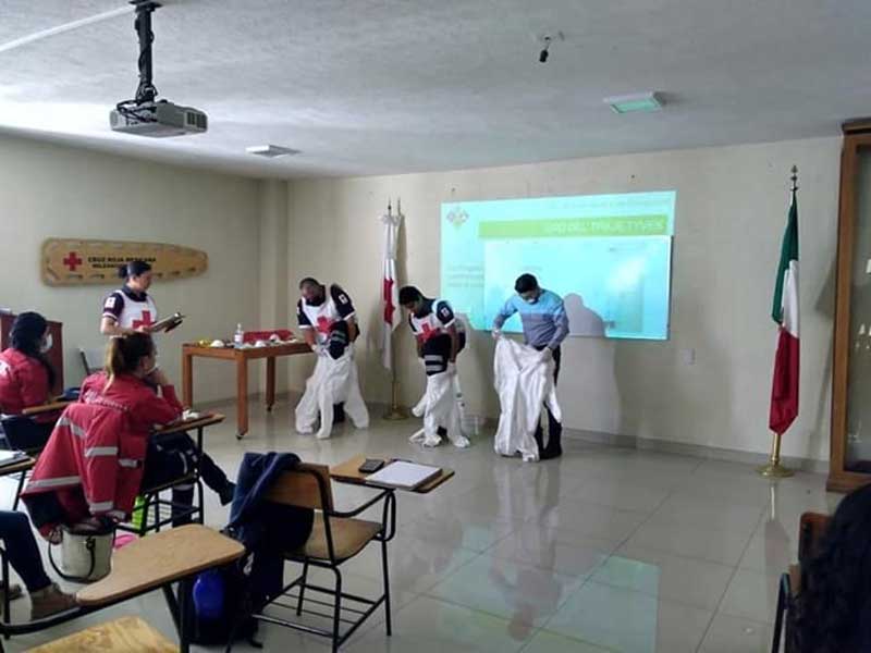 Cruz Roja capacita a bomberos de Toluca en uso de equipos para Covid-19