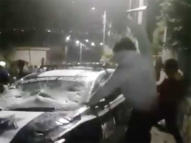 Destrozan patrulla en Otzolotepec porque «los quieren infectar de Covid-19»