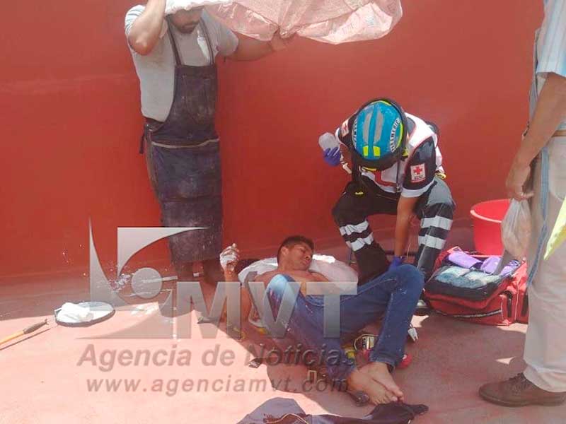 Se electrocuta pintor de casas y los rescatan del tercer piso