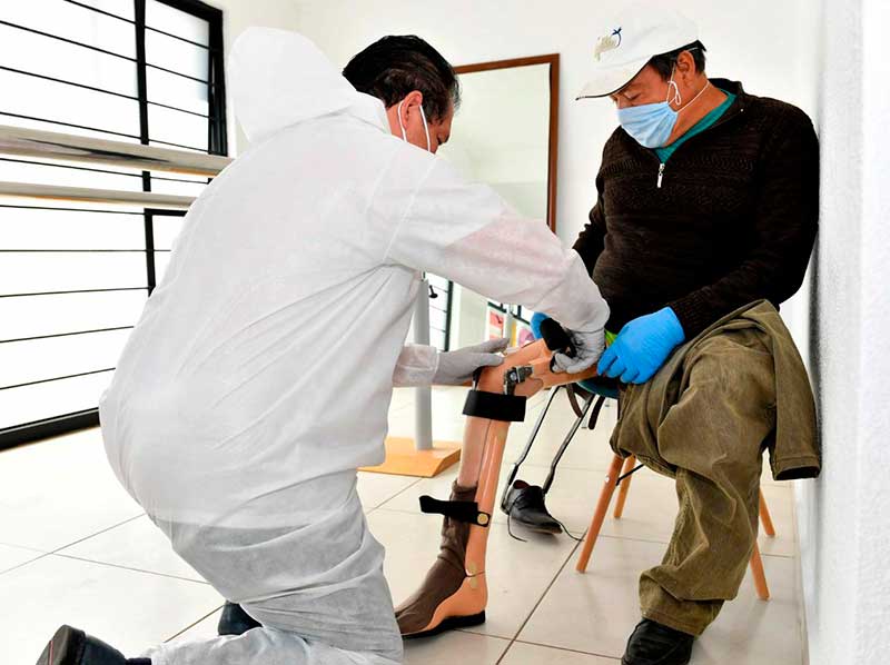 DIFEM entrega prótesis a personas con discapacidad