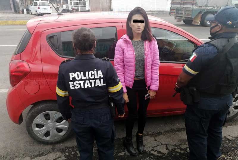 Detienen en Zinacantepec a mujer relacionada con robos violentos a tiendas