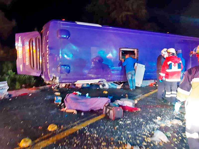 Volcadura de autobús deja 13 muertos y 24 lesionados en la Mexico Toluca