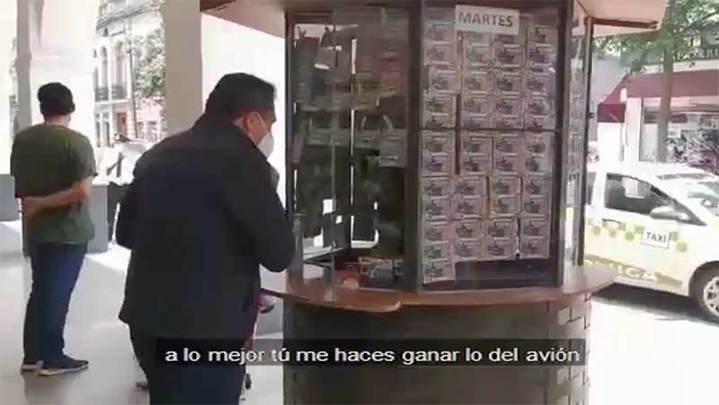 Juan Rodolfo compra su «cachito» para la rifa del avión presidencial