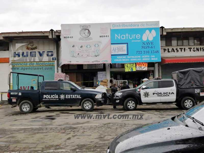 Mueren dos locatarios durante asalto en la Central de Abastos de Toluca
